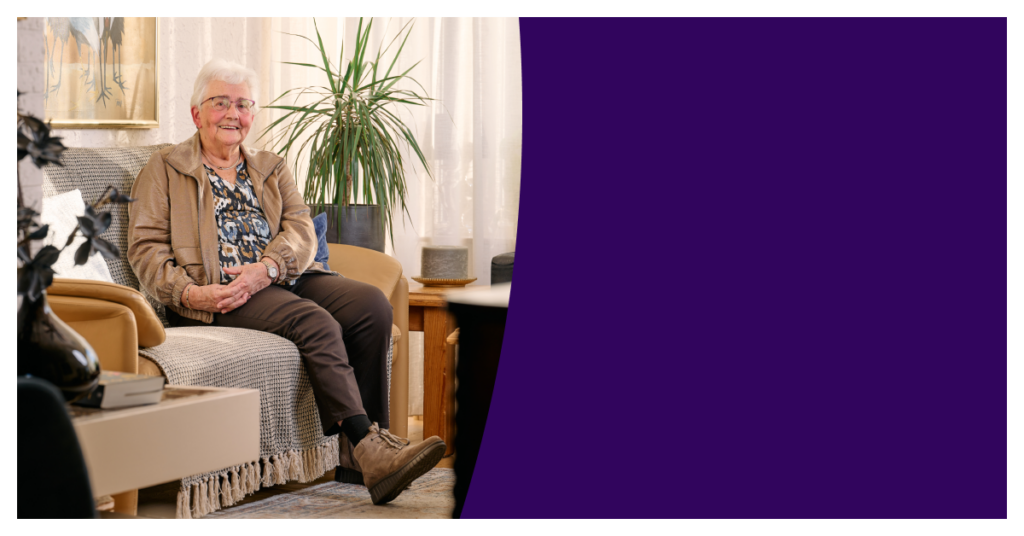 Oudere vrouw op de bank