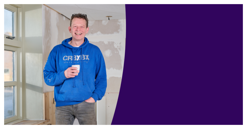 Blije oudere man in een klushuis