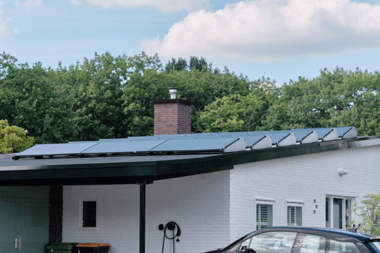 Zonnepanelen op een dak