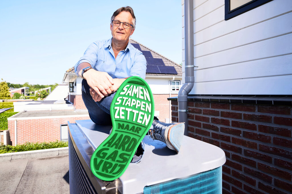 Man op een warmtepomp