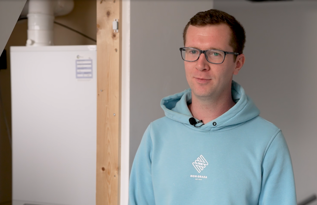 Man naast een CV ketel