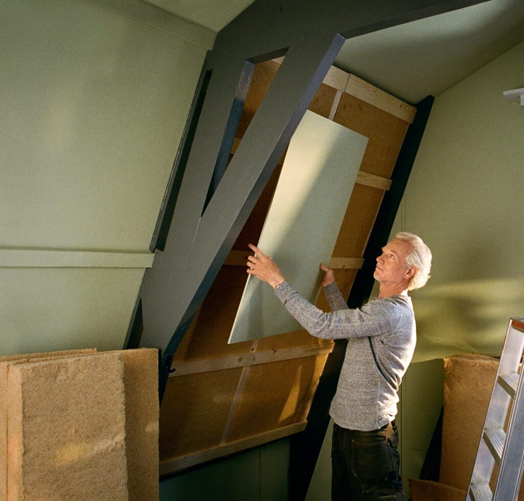 Man met isolatieplaten